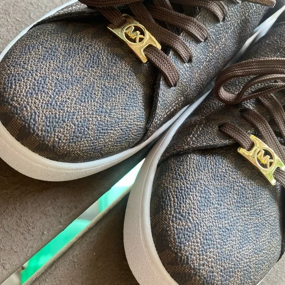 ✨BRAND NEW✨Michael Kors Women’s Brown Monogram Sneakers Size 9.5 - Picture 3 of 9